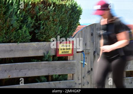 Privatgrundstück am Traunsee - Betreten verboten - Proprietà privata sul lago Traunsee - accesso vietato Foto Stock