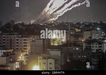 Città di Gaza, territori palestinesi. 06th ago 2022. I militanti palestinesi pranzano razzi da Gaza, verso Israele. Credit: Mohammed Talatene/dpa/Alamy Live News Foto Stock