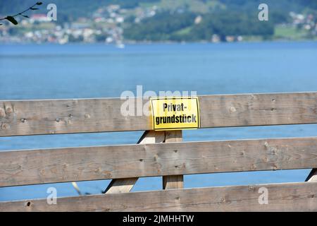 Privatgrundstück am Traunsee - Betreten verboten - Proprietà privata sul lago Traunsee - accesso vietato Foto Stock