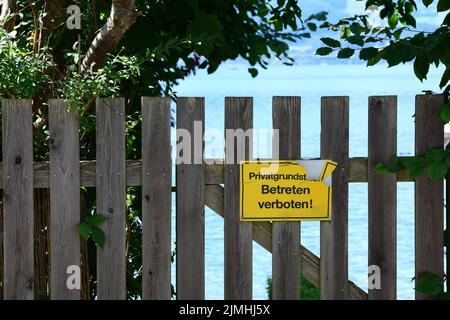 Privatgrundstück am Traunsee - Betreten verboten - Proprietà privata sul lago Traunsee - accesso vietato Foto Stock