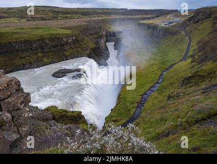 Pittoresco pieno di acqua grande cascata Gullfoss vista autunno, sud-ovest Islanda. Foto Stock