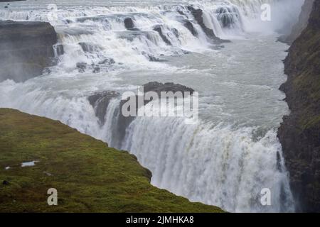 Pittoresco pieno di acqua grande cascata Gullfoss vista autunno, sud-ovest Islanda. Foto Stock