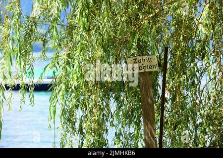 Privatgrundstück am Traunsee - Betreten verboten - Proprietà privata sul lago Traunsee - accesso vietato Foto Stock