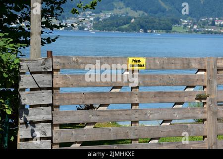 Privatgrundstück am Traunsee - Betreten verboten - Proprietà privata sul lago Traunsee - accesso vietato Foto Stock