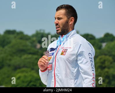 Dartmouth, Canada. Agosto 6th, 2022. Medaglie d'oro e campione del mondo Josef Dostal della Repubblica Ceca durante l'inno nazionale alla sua cerimonia di medaglia nell'evento K1 Men 500m. I Campionati mondiali ICF Canoe Sprint e Paracanoe 2022 si svolgono sul lago Banook a Dartmouth (Halifax). Credit: Meanderingemu/Alamy Live News Foto Stock