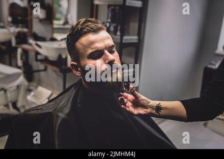 Barba irriconoscibile per il taglio del barbiere Foto Stock