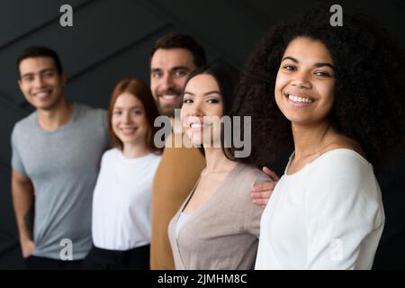 Vista frontale giovani sorridenti Foto Stock