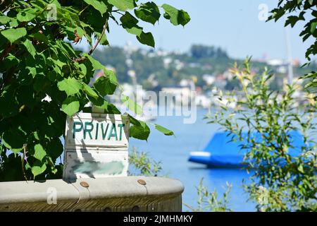 Privatgrundstück am Traunsee - Betreten verboten - Proprietà privata sul lago Traunsee - accesso vietato Foto Stock