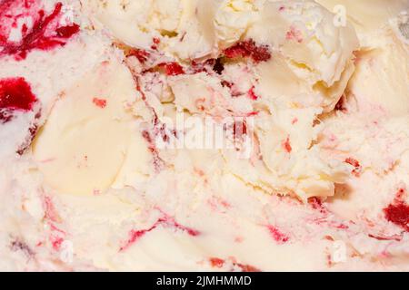 Gelato estremo per primo piano con fragole alla vaniglia Foto Stock