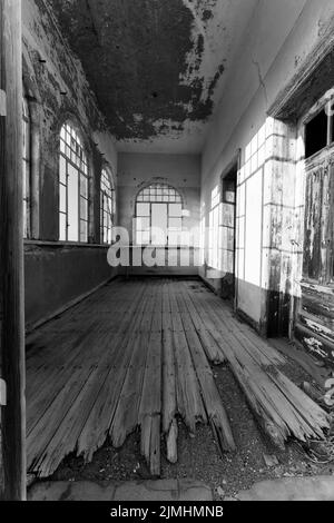 Abbandonata miniera di diamanti che mostra derellicazione di costruzione e bonificata dalla natura, Kolmanskop, Luderitz, Namibia Foto Stock