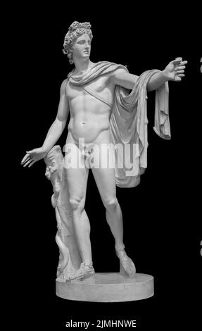 Scultura di Dio Apollo. Antico Dio greco del Sole e Poesia Copia in gesso di una statua di marmo isolata in nero con sentiero di taglio Foto Stock