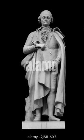 Statua di Raffaello Morghen sulla facciata del nuovo edificio del Hermitage a San Pietroburgo su sfondo nero con sentiero di taglio Foto Stock