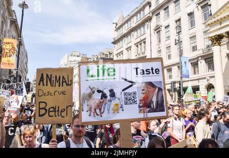 Londra, Regno Unito. 6th agosto 2022. I manifestanti marciano attraverso Haymarket. Migliaia di persone hanno marciato attraverso il centro di Londra a sostegno dei diritti degli animali e del veganismo, e hanno chiesto la fine dello speciesismo e di tutte le forme di sfruttamento animale. Credit: Vuk Valcic/Alamy Live News Foto Stock