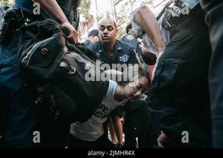 New York, Stati Uniti. 6th ago 2022. Attivisti pro-aborto arrestati al di fuori della vecchia Cattedrale di San Patrizio a New York Credit: Olga Fe/Alamy Live News Foto Stock