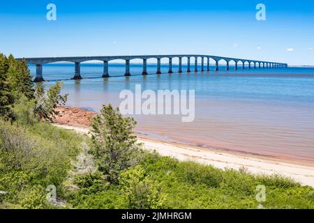 Il Confederation Bridge porta la Trans-Canada Highway da P.E.I. alla provincia continentale di New Brunswick. È lungo 13 miglia. Foto Stock