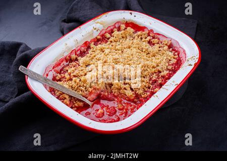 Torta tradizionale americana in stile moderno con rhubarb e mela con aggiunta di crostata servita come primo piano in una forma di supporto Foto Stock