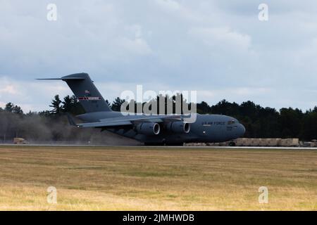 Un C-17 Globemaster III della Tennessee Air National Guard, la 164th Airlift Wing, atterra al campo aereo dell'esercito Grayling a Grayling, Michigan, 1 agosto 2022. La 164th Airlift Wing sta trasportando soldati dal Battaglione della Guardia Nazionale del Tennessee 1-230th Assault Helicopter per prendere parte allo sciopero settentrionale 22-2. Northern Strike testa le forze multicomponenti e di coalizione attraverso uno scenario impegnativo, realistico e dettagliato basato sulle sfide di sicurezza del mondo reale e sui conflitti futuri (Michigan Army National Guard Photo by Sgt. Chris Estrada). Foto Stock