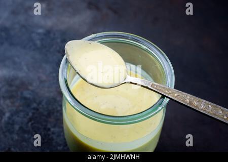 Tradizionale salsa bavarese alla vaniglia per strudel di mele come primo piano in un vaso con spazio testo Foto Stock