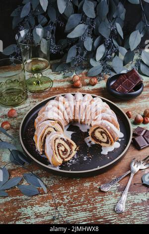 Tradizionale babka polacca affaccia torta con nocciole Foto Stock