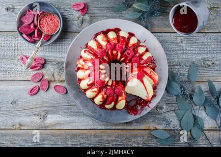 Budino tradizionale italiano di ricotta cheesecake budino con cioccolato crÃ¨me e guarnizione lampone servito come vista dall'alto su a des Foto Stock