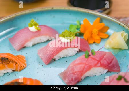 Sushi assortiti di tonno e nigiri al salmone. Foto Stock