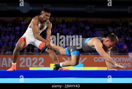 Charlie Bowling in Inghilterra compete con Ogbonna Emmanuel John in Nigeria nella partita della medaglia di bronzo maschile del 74kg alla Coventry Arena il nove° giorno dei Giochi del Commonwealth del 2022. Data foto: Sabato 6 agosto 2022. Foto Stock