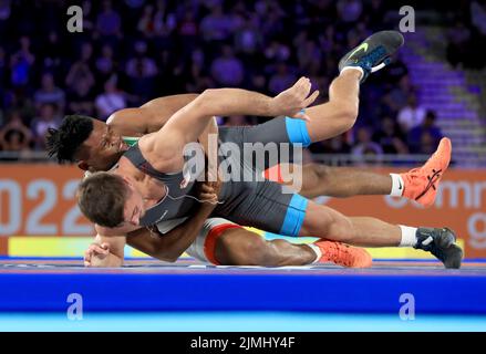 Charlie Bowling in Inghilterra compete con Ogbonna Emmanuel John in Nigeria nella partita della medaglia di bronzo maschile del 74kg alla Coventry Arena il nove° giorno dei Giochi del Commonwealth del 2022. Data foto: Sabato 6 agosto 2022. Foto Stock