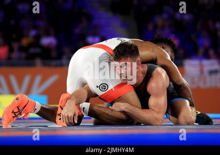 Charlie Bowling in Inghilterra compete con Ogbonna Emmanuel John in Nigeria nella partita della medaglia di bronzo maschile del 74kg alla Coventry Arena il nove° giorno dei Giochi del Commonwealth del 2022. Data foto: Sabato 6 agosto 2022. Foto Stock