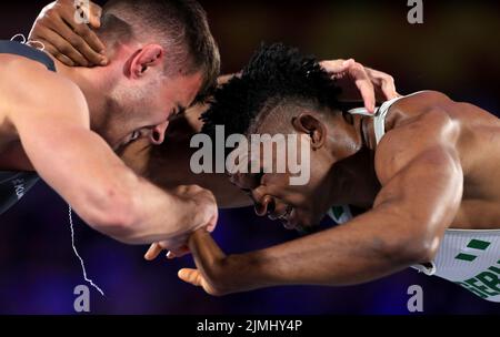 Charlie Bowling in Inghilterra compete con Ogbonna Emmanuel John in Nigeria nella partita della medaglia di bronzo maschile del 74kg alla Coventry Arena il nove° giorno dei Giochi del Commonwealth del 2022. Data foto: Sabato 6 agosto 2022. Foto Stock