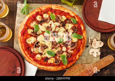 Pizza margherita alla griglia con salsa di pomodoro, formaggio, funghi basilico Foto Stock
