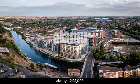 Una vista aerea dell'area di Fletton di Peterborough che include il fiume Nene e il Weston Homes Stadium, sede del Peterborough United Football Club Foto Stock