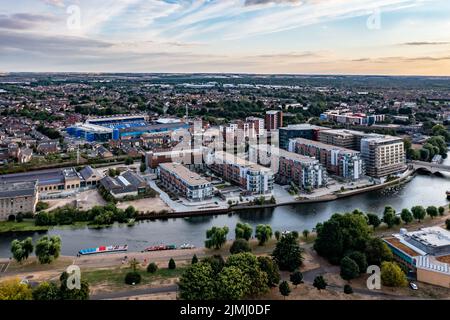 Una vista aerea dell'area di Fletton di Peterborough che include il fiume Nene e il Weston Homes Stadium, sede del Peterborough United Football Club Foto Stock