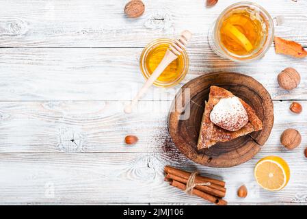 Appetitosa fetta di torta con spazio di copia Foto Stock