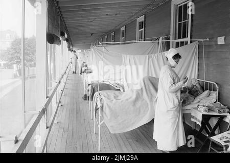 L'infermiera assiste il paziente durante la pandemia 1918 all'ospedale Walter Reed Foto Stock