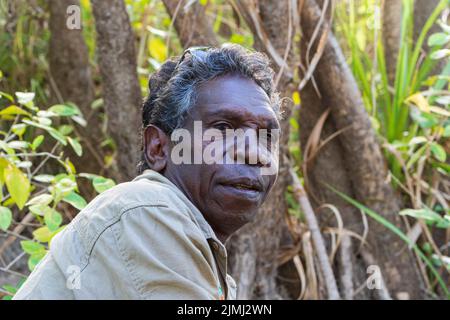 Ritratto di Neville Namarnyilk, una guida aborigena, attore e artista da Arnhem Land, territorio del Nord, Australia Foto Stock