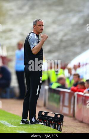 Oakwell Stadium, Barnsley, Inghilterra - 6th agosto 2022 Michael Duff Manager di Barnsley - durante la partita Barnsley contro Cheltenham, Sky Bet League One, 2022/23, Oakwell Stadium, Barnsley, Inghilterra - 6th agosto 2022 Credit: Arthur Haigh/WhiteRosePhotos/Alamy Live News Foto Stock