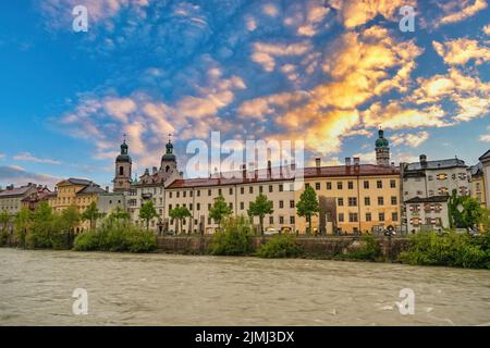 Innsbruck Austria, tramonto sulla città al fiume Inn Foto Stock