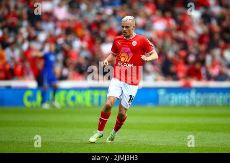 Oakwell Stadium, Barnsley, Inghilterra - 6th agosto 2022 Luke Thomas (16) di Barnsley - durante la partita Barnsley contro Cheltenham, Sky Bet League One, 2022/23, Oakwell Stadium, Barnsley, Inghilterra - 6th agosto 2022 Credit: Arthur Haigh/WhiteRosePhotos/Alamy Live News Foto Stock