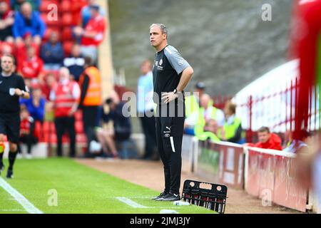 Oakwell Stadium, Barnsley, Inghilterra - 6th agosto 2022 Michael Duff Manager di Barnsley - durante la partita Barnsley contro Cheltenham, Sky Bet League One, 2022/23, Oakwell Stadium, Barnsley, Inghilterra - 6th agosto 2022 Credit: Arthur Haigh/WhiteRosePhotos/Alamy Live News Foto Stock