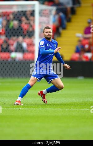 Oakwell Stadium, Barnsley, Inghilterra - 6th agosto 2022 Alfie maggio (10) di Cheltenham - durante la partita Barnsley contro Cheltenham, Sky Bet League One, 2022/23, Oakwell Stadium, Barnsley, Inghilterra - 6th agosto 2022 credito: Arthur Haigh/WhiteRosePhotos/Alamy Live News Foto Stock