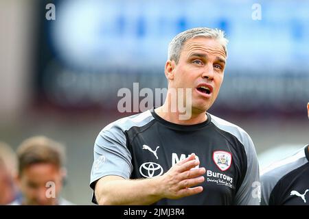 Oakwell Stadium, Barnsley, Inghilterra - 6th agosto 2022 Michael Duff Manager di Barnsley - durante la partita Barnsley contro Cheltenham, Sky Bet League One, 2022/23, Oakwell Stadium, Barnsley, Inghilterra - 6th agosto 2022 Credit: Arthur Haigh/WhiteRosePhotos/Alamy Live News Foto Stock