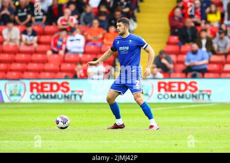 Oakwell Stadium, Barnsley, Inghilterra - 6th agosto 2022 Sean Long (2) di Cheltenham - durante la partita Barnsley contro Cheltenham, Sky Bet League One, 2022/23, Oakwell Stadium, Barnsley, Inghilterra - 6th agosto 2022 Credit: Arthur Haigh/WhiteRosePhotos/Alamy Live News Foto Stock