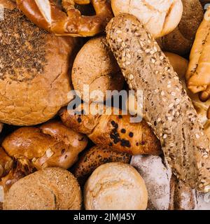 Chiudi su pane cotto a grani interi Foto Stock