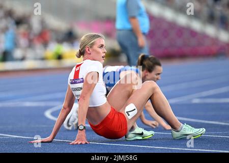 BIRMINGHAM, REGNO UNITO. AGOSTO 6th Keely Hodgkinson d'Inghilterra arriva secondo nella finale 800m. In terzo luogo è Laura Muir di Scozia durante l'atletica allo stadio Alexander a Perry Barr ai Giochi del Commonwealth di Birmingham 2022 il sabato 6th agosto 2022. (Credit: Pat Scaasi | MI News) Credit: MI News & Sport /Alamy Live News Foto Stock