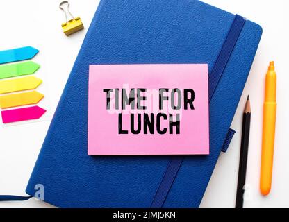 Primo piano su imprenditore tenendo una scheda con il testo del tempo per il pranzo, business Concetto di immagine con soft focus background e tono vintage Foto Stock