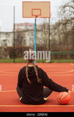 Campo da basket teenager in posa Foto Stock