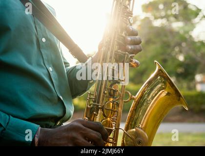 Uomo che celebra la giornata internazionale del jazz 1 Foto Stock