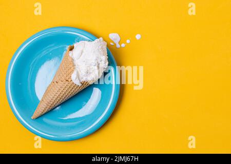 Gelato alla vaniglia bianco piatto blu con spazio copia Foto Stock