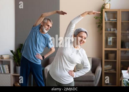 Coppia anziana che si esercita a casa Foto Stock