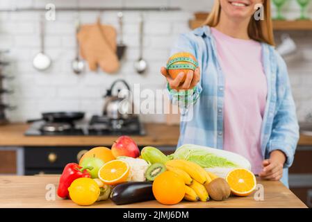 Primo piano ragazza sorridente che tiene la mela Foto Stock